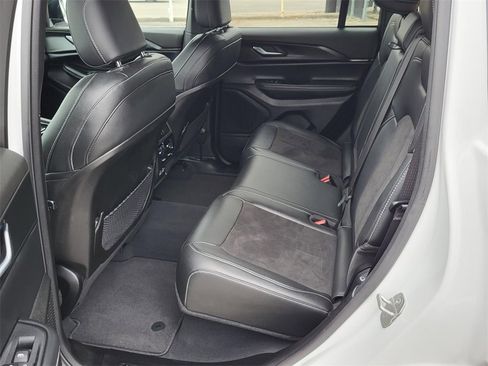 Used 2023 Jeep Grand Cherokee Altitude image 13