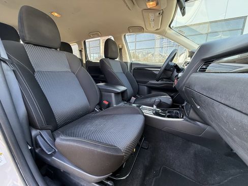 Used 2020 Mitsubishi Outlander ES image 25