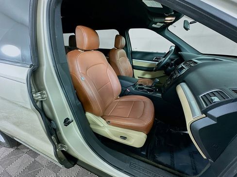 Used 2017 Ford Explorer XLT image 30