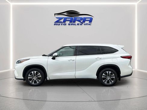 Used 2021 Toyota Highlander XLE AWD/4WD image 4