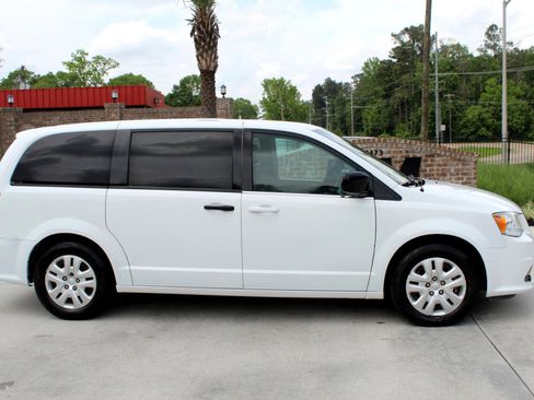 Used 2020 Dodge Grand Caravan SE image 25