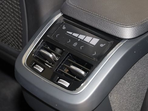 Used 2020 Volvo XC90 T6 Momentum w/ Protection Package Premier image 16