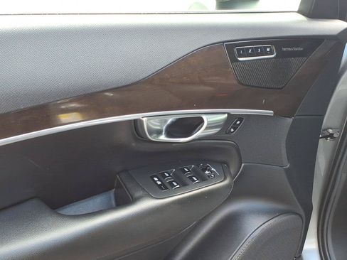 Used 2019 Volvo XC90 T5 Momentum w/ Multimedia Package AWD/4WD image 7
