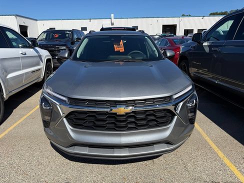 Used 2025 Chevrolet Trax LT FWD image 6