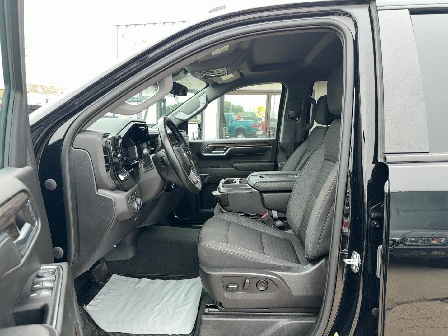 Used 2023 Chevrolet Silverado 1500 LT AWD/4WD image 12
