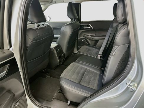 Used 2025 Mitsubishi Outlander SE AWD/4WD image 29