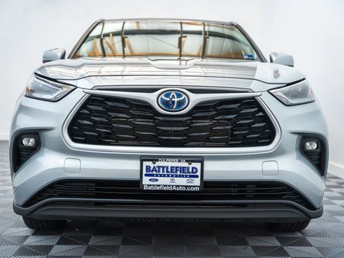 Used 2023 Toyota Highlander LE AWD/4WD image 2