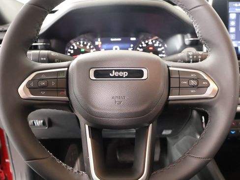 Used 2025 Jeep Compass Latitude image 3