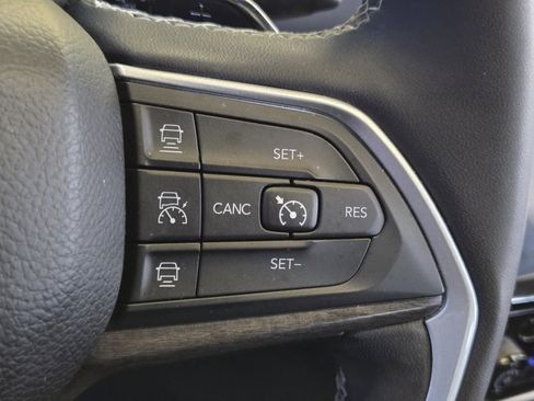 Used 2024 Jeep Grand Cherokee Limited w/ Luxury Tech Group II image 33