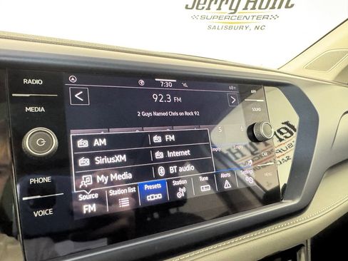 Used 2024 Volkswagen Taos SE w/ Panoramic Sunroof Package FWD image 16