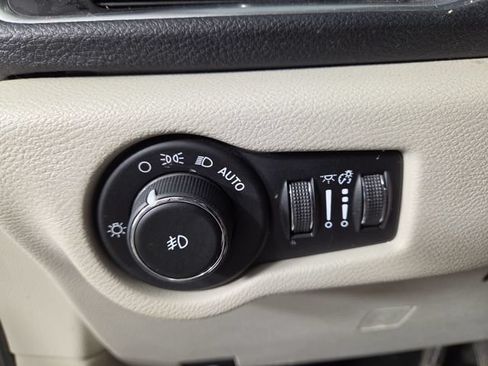 Used 2017 Chrysler Pacifica Limited w/ Advanced Safetytec Group FWD image 27