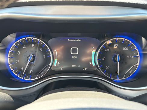 Used 2026 Chrysler Pacifica Limited FWD image 17