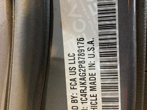 Used 2023 Jeep Grand Cherokee L Laredo image 69