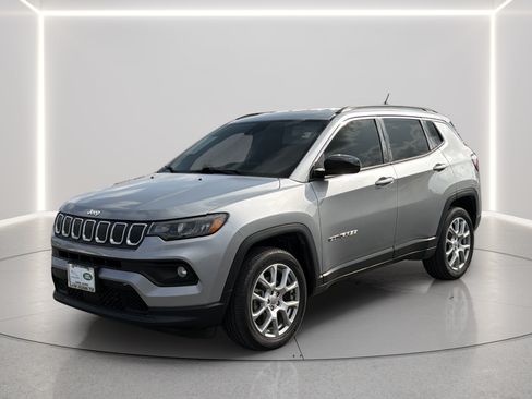Used 2022 Jeep Compass Latitude AWD/4WD image 12