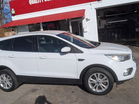 Used 2017 Ford Escape SE image 4