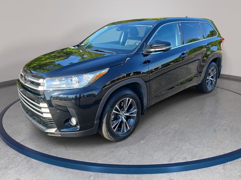 Used 2017 Toyota Highlander Plus AWD/4WD image 1