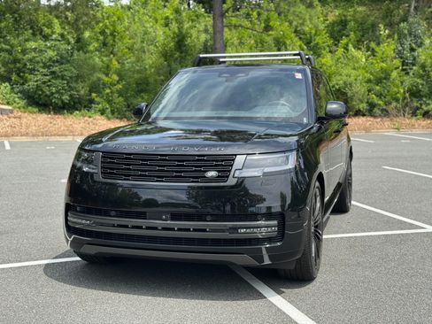 Used 2025 Land Rover Range Rover SE AWD/4WD image 3