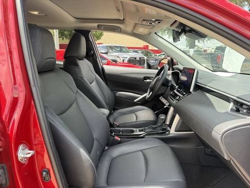 Used 2024 Toyota Corolla Cross XLE w/ Convenience Package FWD image 30