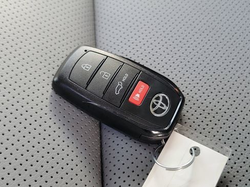 Used 2024 Toyota Highlander LE image 33