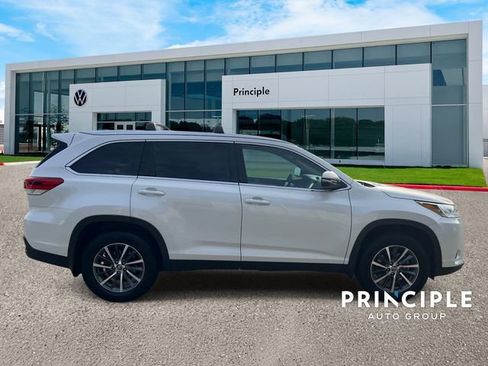 Used 2019 Toyota Highlander XLE AWD/4WD image 5
