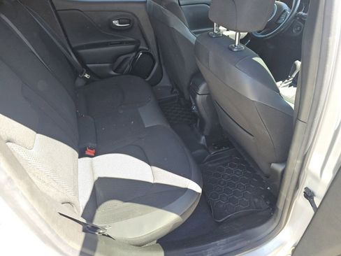 Used 2018 Jeep Renegade Altitude FWD image 5
