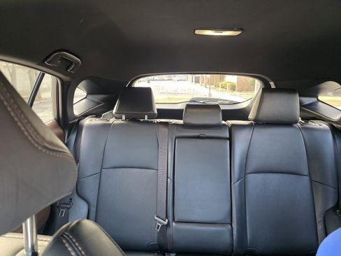 Used 2022 Toyota Venza XLE image 17