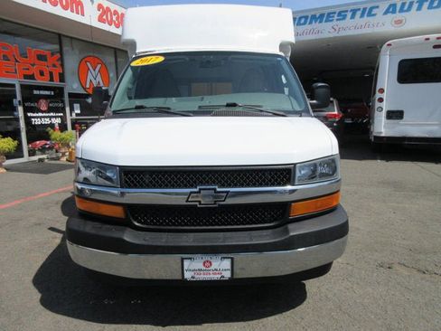 Used 2017 Chevrolet Express 3500 RWD image 30