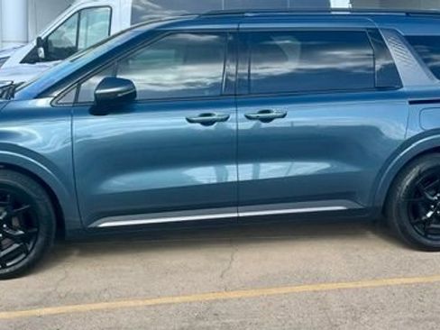 Used 2025 Kia Carnival SX w/ SX Dark Edition Package FWD image 2
