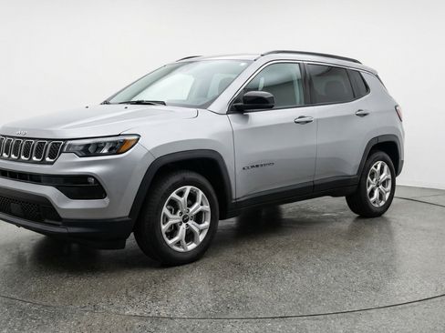Used 2025 Jeep Compass Latitude image 3