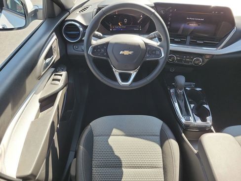 Certified 2025 Chevrolet Trax LT w/ LT Convenience Package FWD image 13