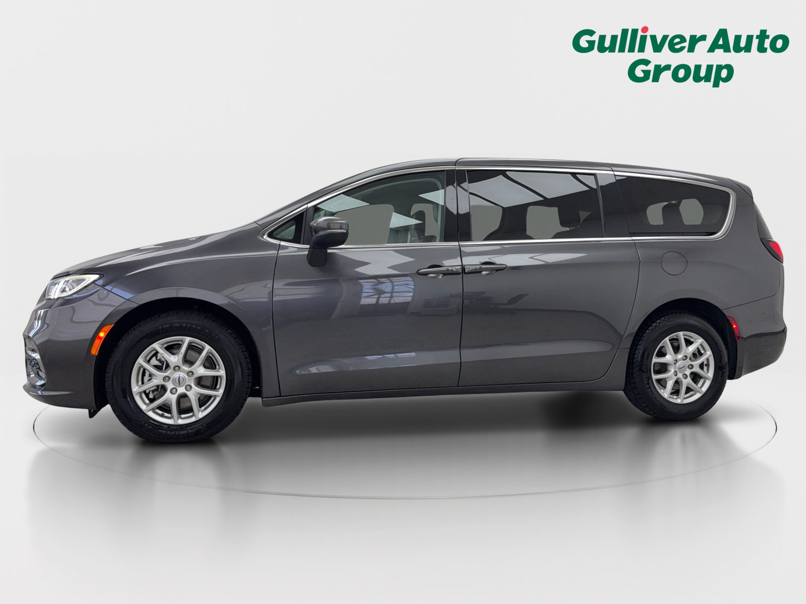 Used 2023 Chrysler Pacifica Touring-L FWD image 2