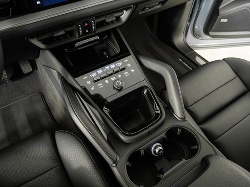 Certified 2026 Porsche Cayenne AWD/4WD image 18