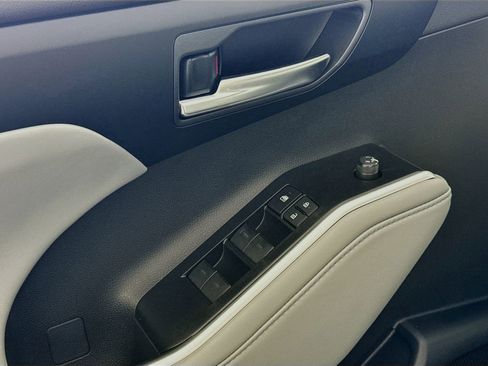 Certified 2025 Toyota Highlander XLE image 12