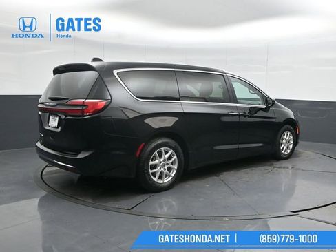 Used 2024 Chrysler Pacifica Touring-L image 2