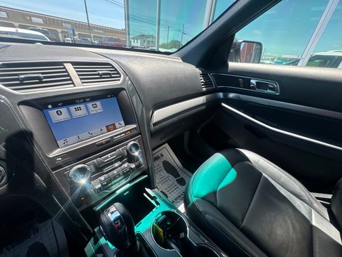 Used 2018 Ford Explorer XLT w/ Equipment Group 202A FWD image 16