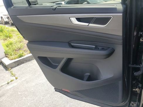 Certified 2025 Volkswagen Atlas Cross Sport SE w/ Panoramic Sunroof Package image 13