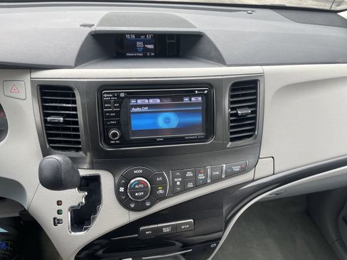 Used 2014 Toyota Sienna LE image 18