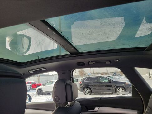 Used 2024 Audi Q5 e Prestige w/ Prestige Package image 18