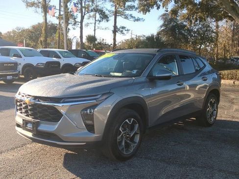 Used 2025 Chevrolet Trax LT image 8