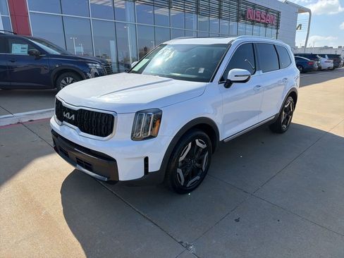 Used 2023 Kia Telluride EX w/ EX Captain's Chair Package image 1