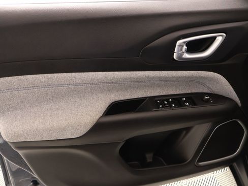 Used 2024 Jeep Compass Latitude image 15