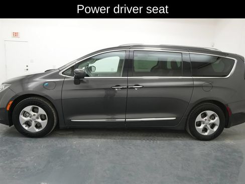 Used 2018 Chrysler Pacifica Touring-L FWD image 4