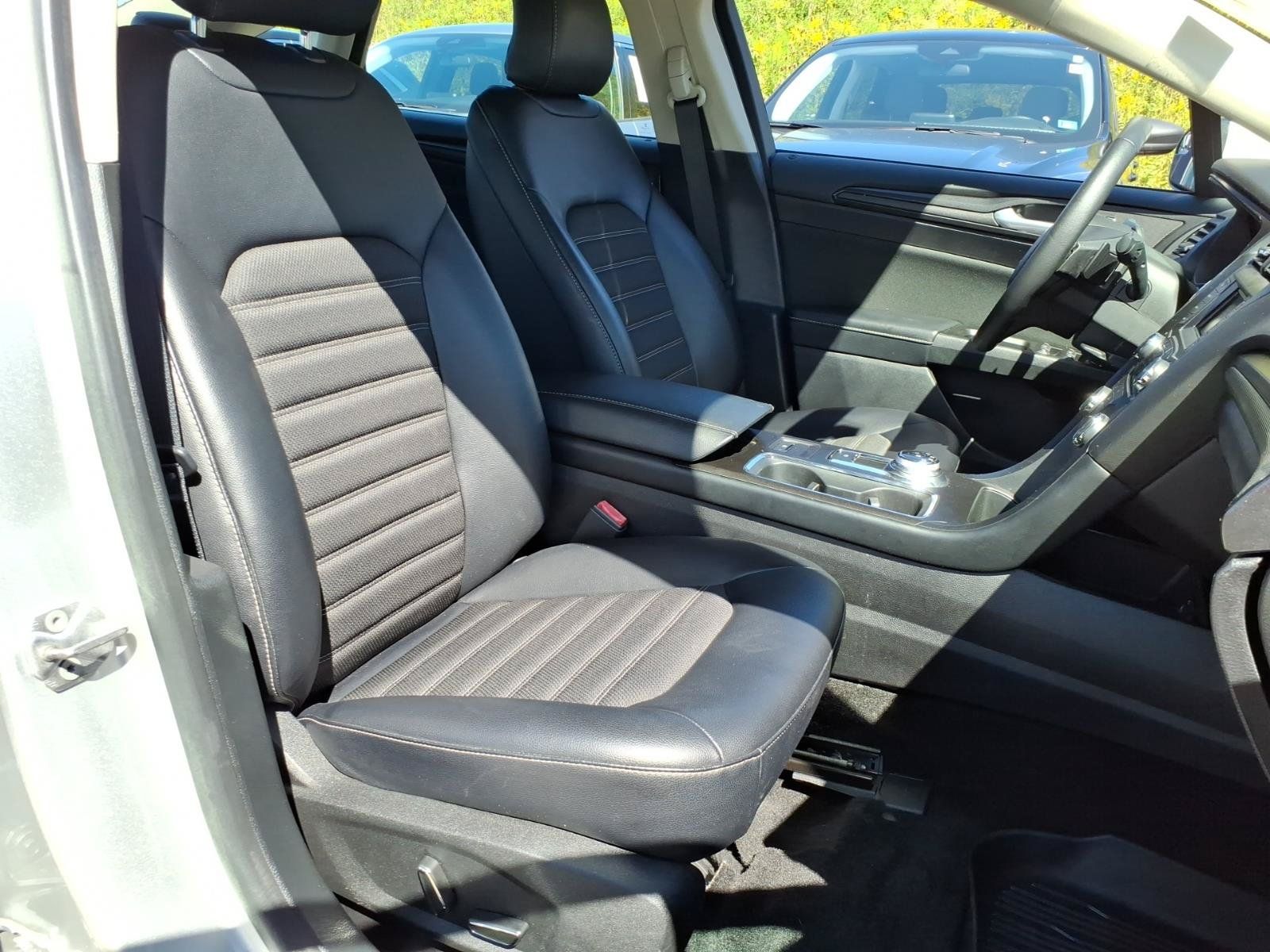 Used 2018 Ford Fusion SE w/ Equipment Group 201A FWD image 7