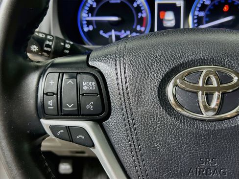 Used 2019 Toyota Highlander XLE FWD image 18