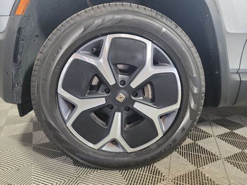 Used 2024 Rivian R1T Adventure AWD/4WD image 9