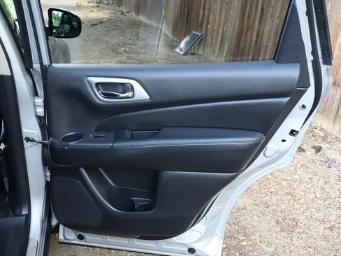 Used 2016 Nissan Pathfinder Platinum AWD/4WD image 27