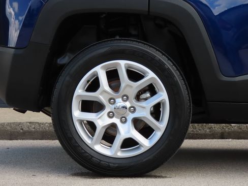 Used 2018 Jeep Renegade Latitude w/ UConnect 8.4 Nav Group FWD image 17