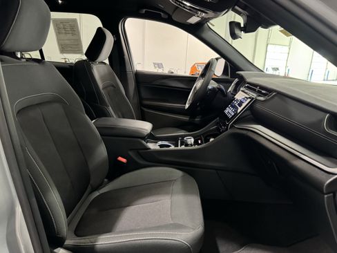 Used 2024 Jeep Grand Cherokee Laredo w/ MOPAR Finishing Package image 36