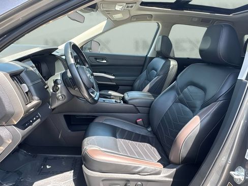 Used 2023 Nissan Pathfinder Platinum AWD/4WD image 9