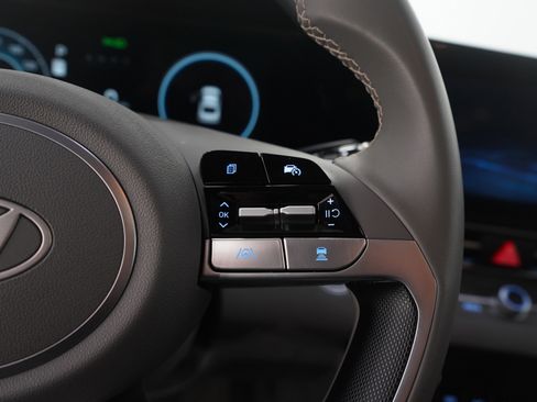 Certified 2025 Hyundai Elantra SEL image 24